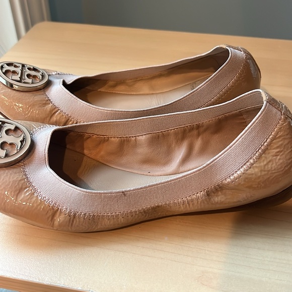 TORY BURCH Tan Patent Leather Ballet Flats Size 6 - Picture 4 of 13